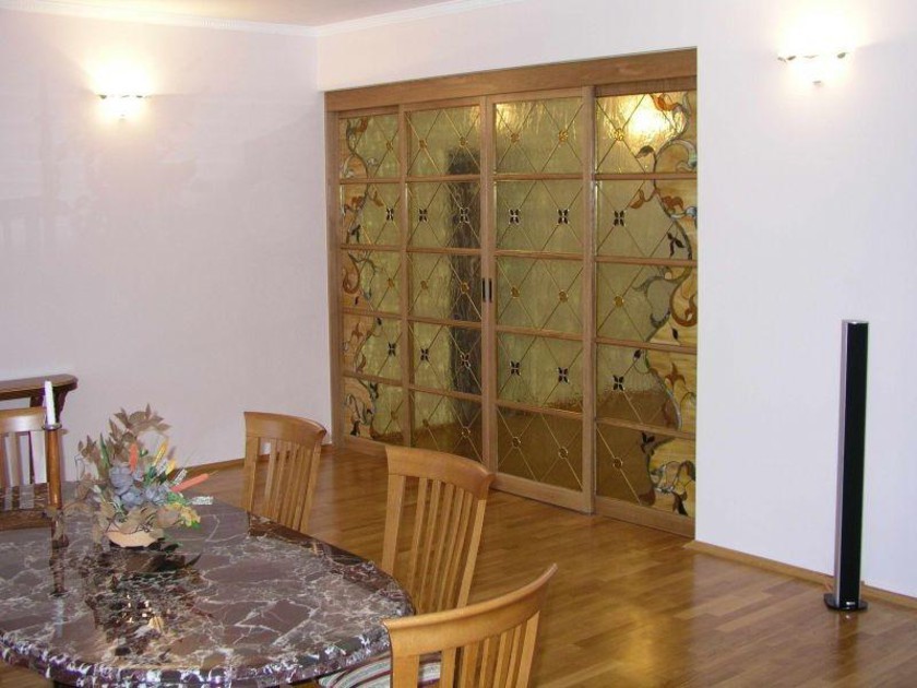 Перегородка для гостиной с цветным стеклом и декоративными вставками Абакан