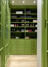 Г-образная гардеробная комната в зеленом цвете Абакан