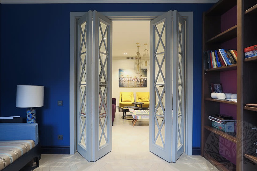 Двери гармошка  для гостиной со стеклами с разделителями Абакан