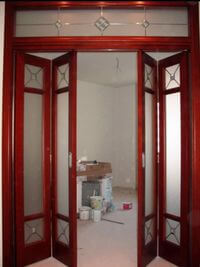 Дверь гармошка с декоративными стеклянными вставками Абакан
