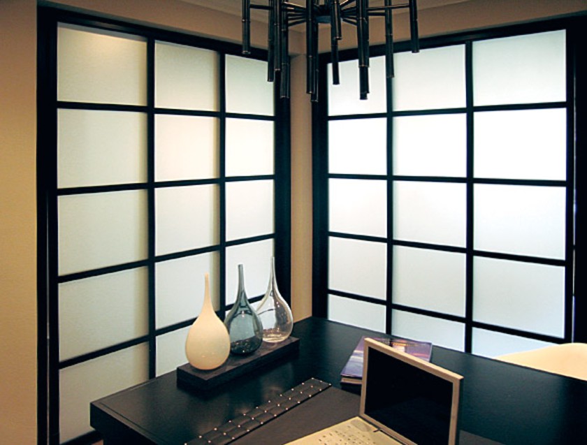 Угловая перегородка в японском стиле с матовым стеклом Абакан