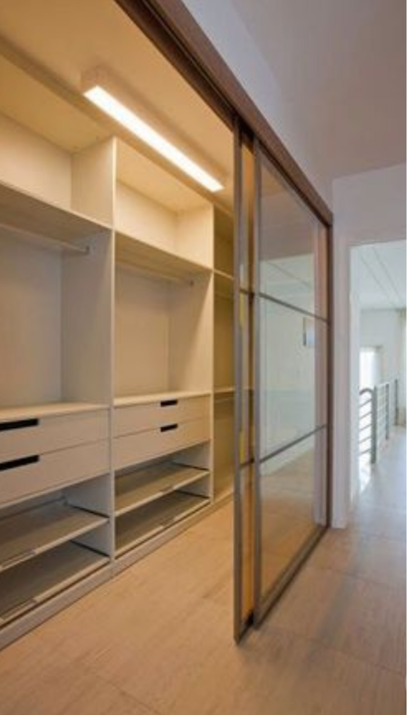 Линейная гардеробная комната с дверями купе Абакан
