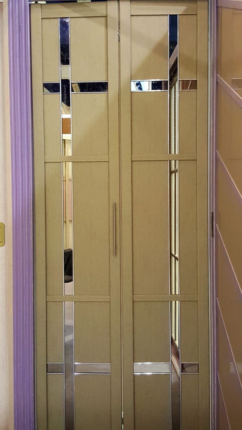 Двери гармошка шпонированные с зеркальным декором Абакан